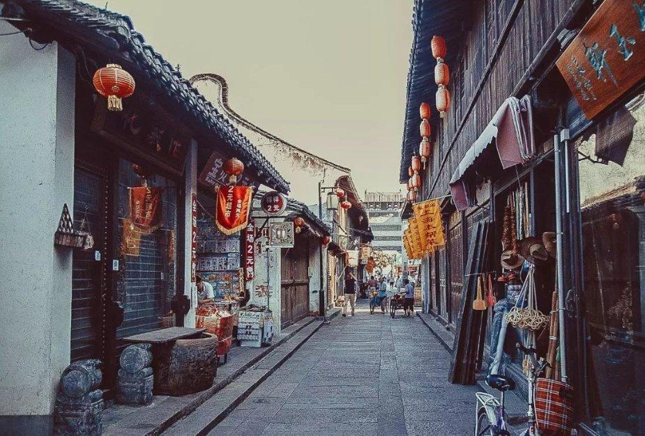这个穿黄色衣服而且带着哨子的动漫人物是谁？